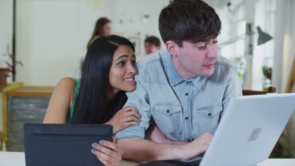 Jonge mannelijke en vrouwelijke student moeten werken, maar zijn gemakkelijk afgeleid — Stockvideo