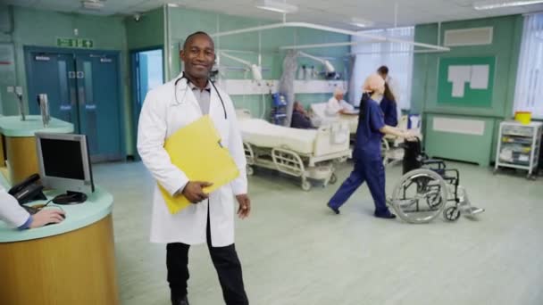 Улыбающийся врач-мужчина в палате больницы — стоковое видео
