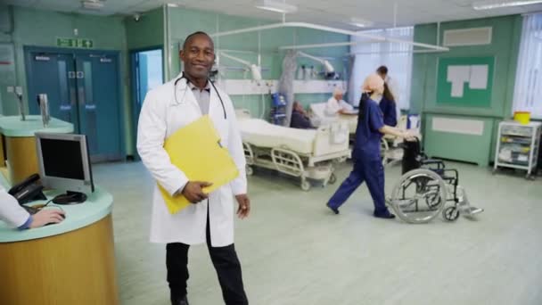 Smiling male doctor on hospital ward — Stock Video