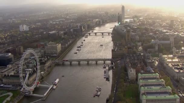 Die Themse bietet einen Blick über London — Stockvideo