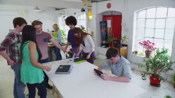 Groupe occupé d'étudiants ou de jeunes professionnels occasionnels des affaires 