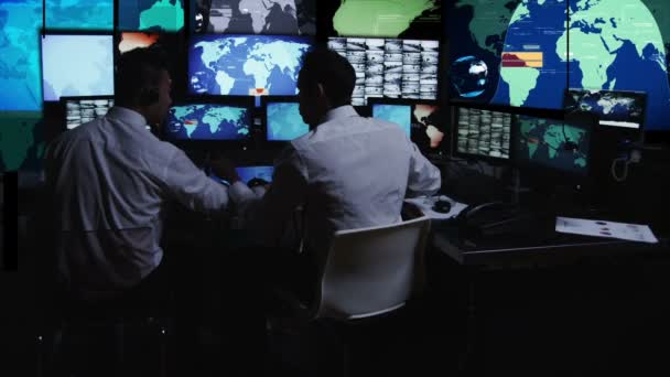 Personale di sicurezza maschile nella sala di controllo del sistema — Video Stock