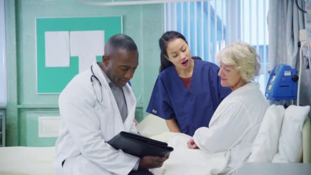 Médico y enfermera conversando con el paciente — Vídeos de Stock