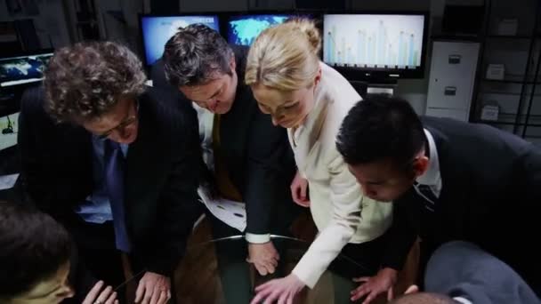 Les professionnels des affaires ont une réunion tardive 