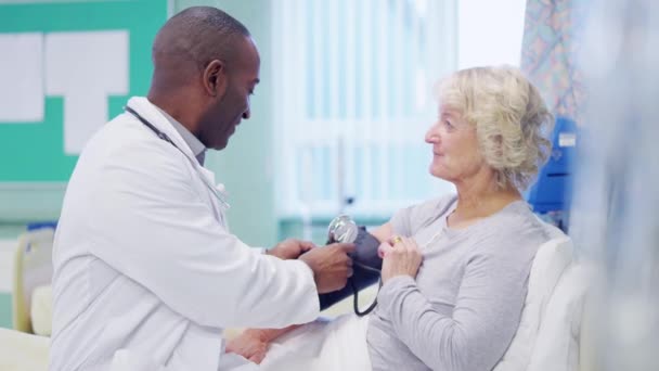 Médico conversando com paciente — Vídeo de Stock