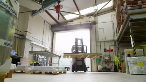 Travailleurs circulant à travers la porte ouverte d'un entrepôt 