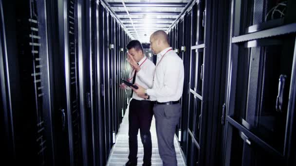 Engenheiros de TI trabalhando em um data center — Vídeo de Stock