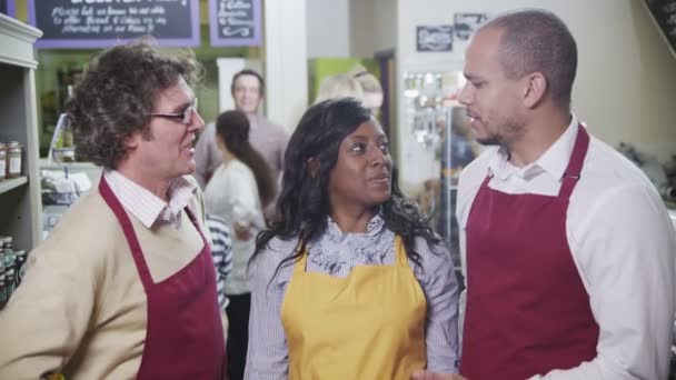 Retrato de un feliz equipo de trabajadores en una tienda de delicatessen o alimentos integrales . — Vídeo de stock