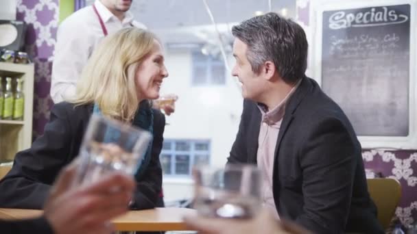 Pareja madura enamorada bebiendo vino juntos en un café — Vídeo de stock