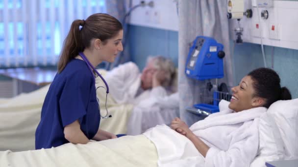 Nurse chats with patient — Stock Video