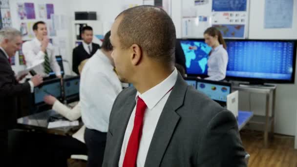 在办公室里工作的金融交易员 — 图库视频影像