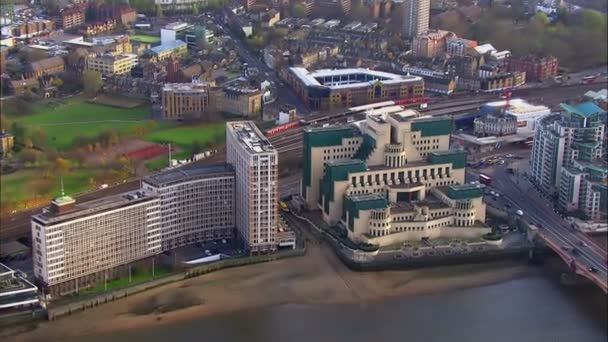 Luchtfoto van de vauxhall cross, huis aan de Britse inlichtingendiensten — Stockvideo