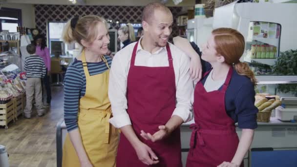 Porträt glücklicher männlicher und weiblicher Arbeiter in einem Café oder Lebensmittelgeschäft — Stockvideo