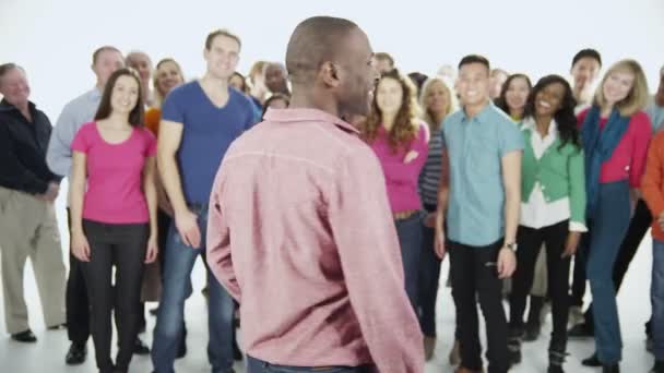 Des personnes multi-ethniques se rassemblent — Video