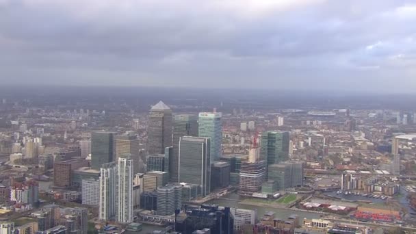 Vista aérea panorâmica e paisagem nublada sobre Londres — Vídeo de Stock