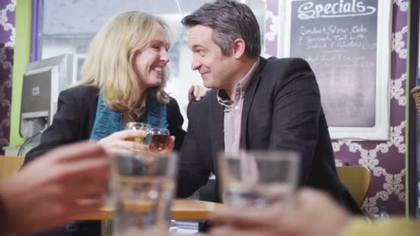 Ouder Paar In Liefde Samen Het Drinken Van Wijn In Een Cafe