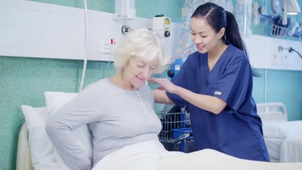 Nurse taking care of patient — Stock Video