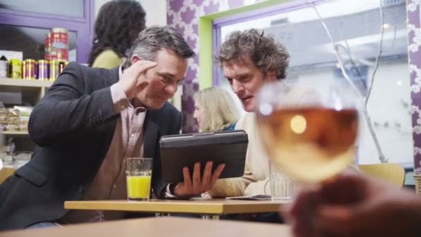 Deux hommes d'affaires joyeux en réunion décontractée dans un café 