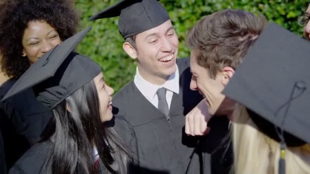 Grupo de amigos el día de la graduación — Vídeo de stock