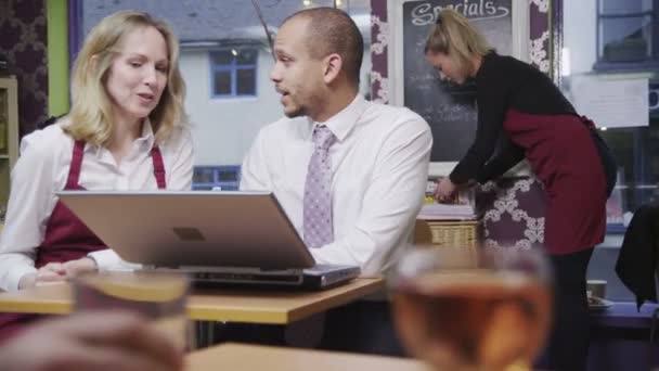 Joyeuse travailleuse de café lors d'une réunion informelle avec son employeur 