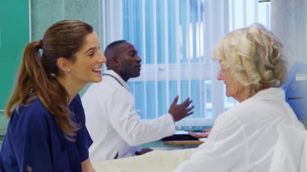 Pessoal médico a trabalhar em conjunto — Vídeo de Stock