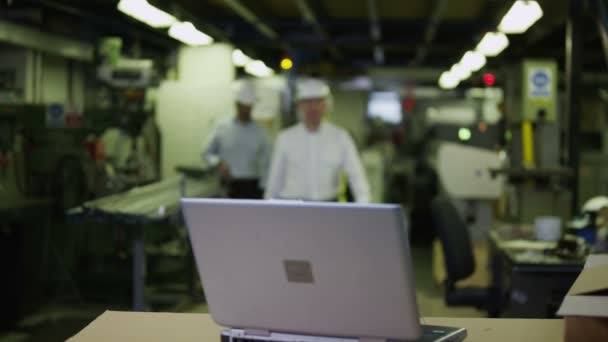 Εργαζομένων σε αποθήκη με έναν φορητό υπολογιστή προετοιμασία εμπορευμάτων για την παράδοση — Αρχείο Βίντεο