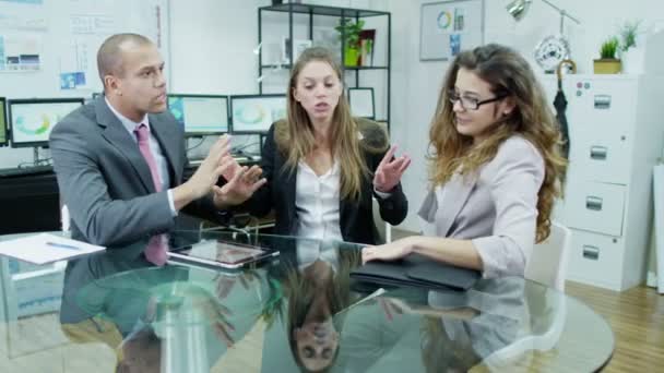 Drie professionele mensen hebben een zeer verhitte discussie — Stockvideo