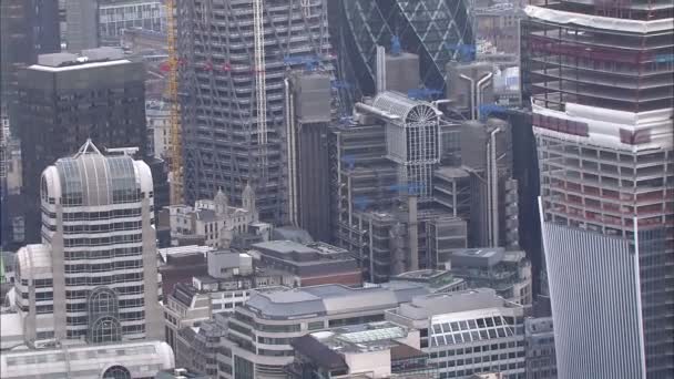 Vista aerea sopra edifici per uffici e grattacieli nella città di Londra — Video Stock