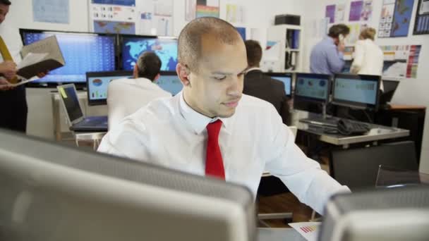 trader du marché fait affaire par téléphone 