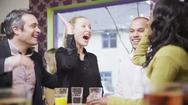 Heureux groupe d'amis ou de collègues d'affaires bavarder ensemble dans un petit café 