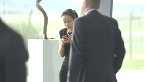 Femme d'affaires vérifie son téléphone 