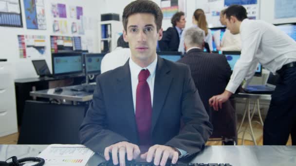 Homme d'affaires travaillant au bureau