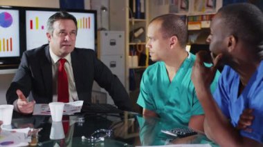 tıp uzmanları bir hastane yöneticisi ile bir toplantıda çeşitli grup