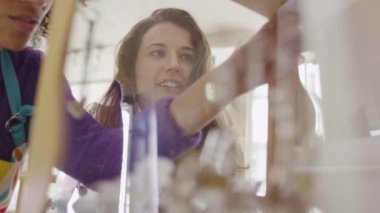 satış asistanı müşteri yardımcı oluyor