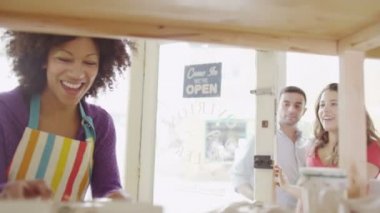 dükkan sahibi hizmet vermektedir.