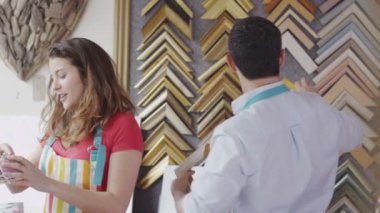 Satış görevlileri birlikte sohbet