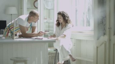 Kocası onun ortağı plaka sunar