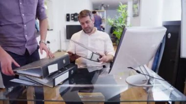 aydınlık ve modern açık plan ofis alanı içinde iş adamları