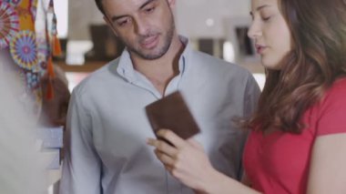 Çift birlikte alışveriş