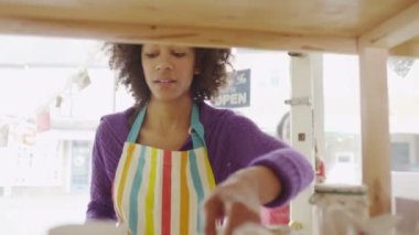 dükkan sahibi hizmet vermektedir.