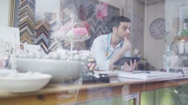 dükkan sahibi hizmet veren kadın müşteri