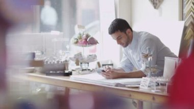 dükkan sahibi müşteriler için bekler.