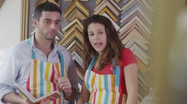 Satış görevlileri işlerini görüşmek