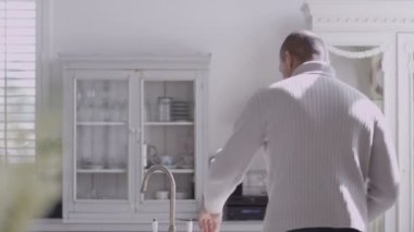 Gazete okuyan adam rahatlatıcı tarafından pencere,