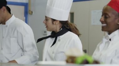 mutlu takım şefler ticari mutfakta aşçı başı tadı ve onay verir