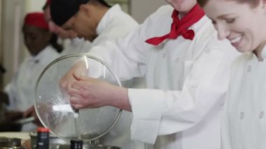 ticari mutfak, yiyecek hazırlama ve birlikte sohbet şefler mutlu takım