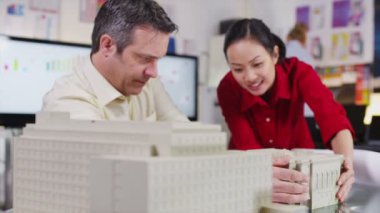 neşeli mimar veya mühendis yeni gelişme kavramı model arıyorsunuz