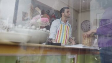 Tezgahın arkasındaki işyerinde dükkâncı