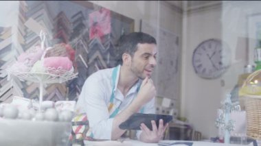 dükkan sahibi hizmet veren kadın müşteri