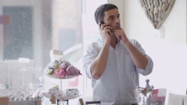 Mağaza sahibi telefon iş yapar.